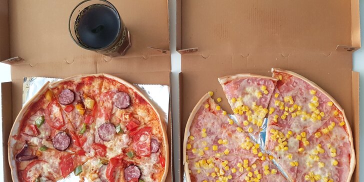 Dvě křupavé pizzy o průměru 32 cm na odnos s sebou a limonáda