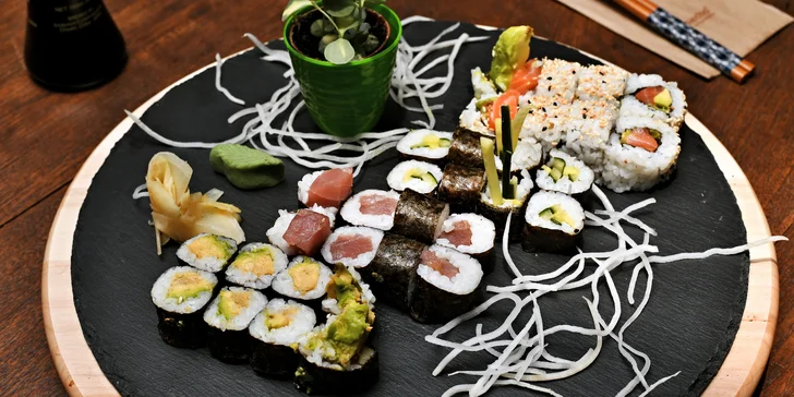 Sushi sety s 16 až 46 ks i wakame, taštičky gyoza, polévka a závitky