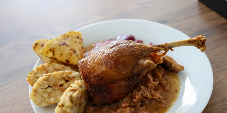 Svatomartinské tříchodové menu se sklenkou vína pro dva v restauraci Cinda