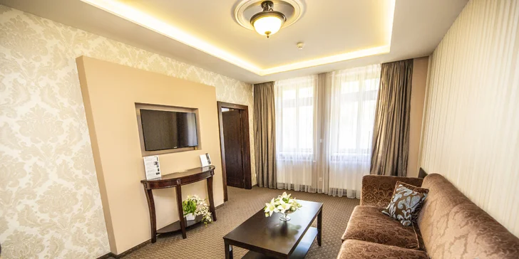 Pobyt ve 4* hotelu ve Varech: skvělé jídlo, masáž, wellness i vlastní kinosál