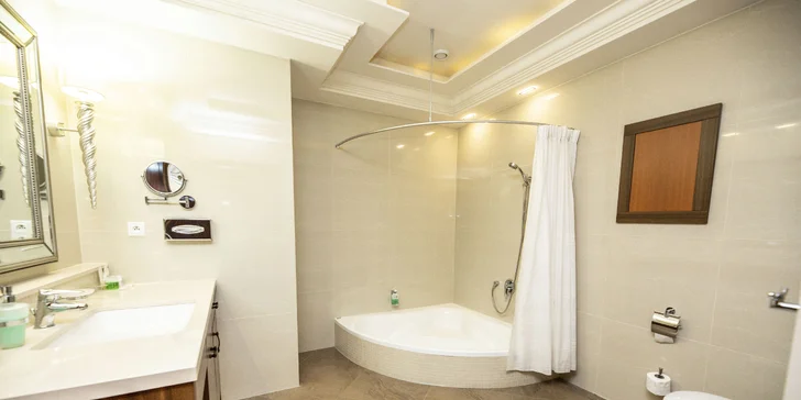 Pobyt ve 4* hotelu ve Varech: skvělé jídlo, masáž, wellness i vlastní kinosál