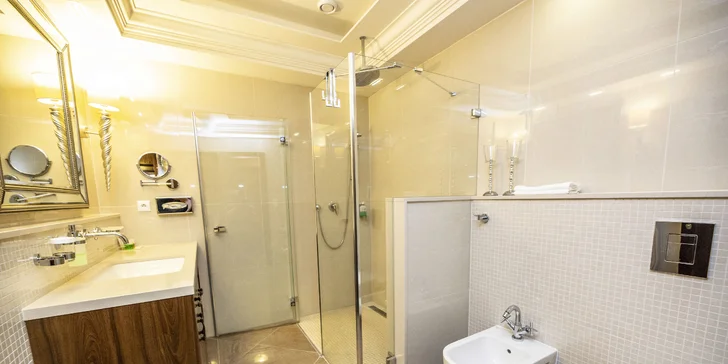 Pobyt ve 4* hotelu ve Varech: skvělé jídlo, masáž, wellness i vlastní kinosál