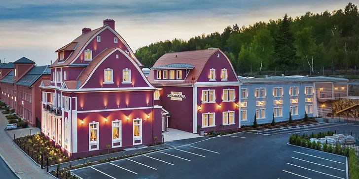Pobyt ve 4* hotelu ve Varech: skvělé jídlo, masáž, wellness i vlastní kinosál