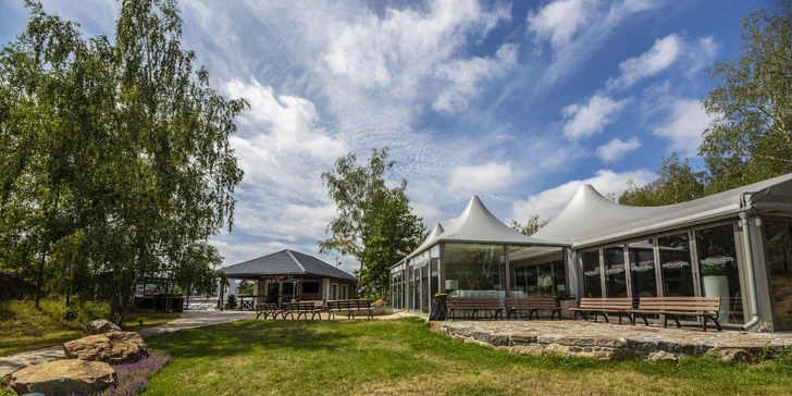 Pobyt ve 4* hotelu ve Varech: skvělé jídlo, masáž, wellness i vlastní kinosál
