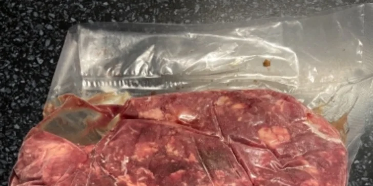 Mražené čisté maso pro zvířata: 2 kg drůbežího či hovězího s vepřovým nebo 4 kg mixu