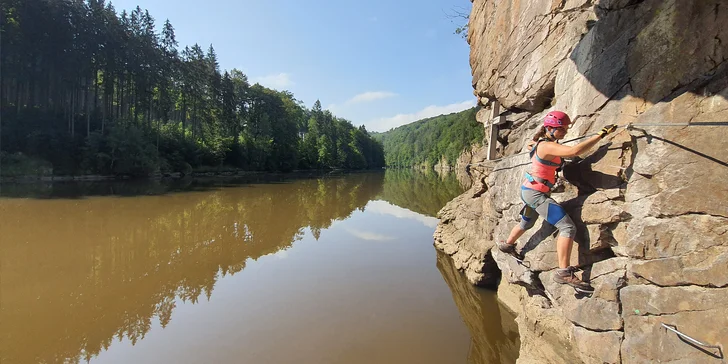 Zdolejte skály: kurz bezpečného via ferrata lezení Hluboká pro 1 osobu