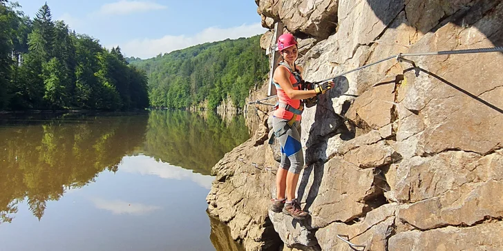 Zdolejte skály: kurz bezpečného via ferrata lezení Hluboká pro 1 osobu