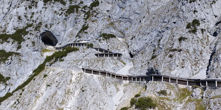 K jeskyni se dostanete nejprudší visutou lanovkou Rakouska a poté pěšky serpentinami. 