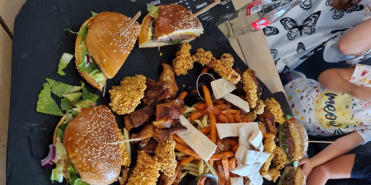 Americká hostina pro 2 či 4 osoby: křídla, žebra, burgery, stripsy, hranolky a k tomu dipy