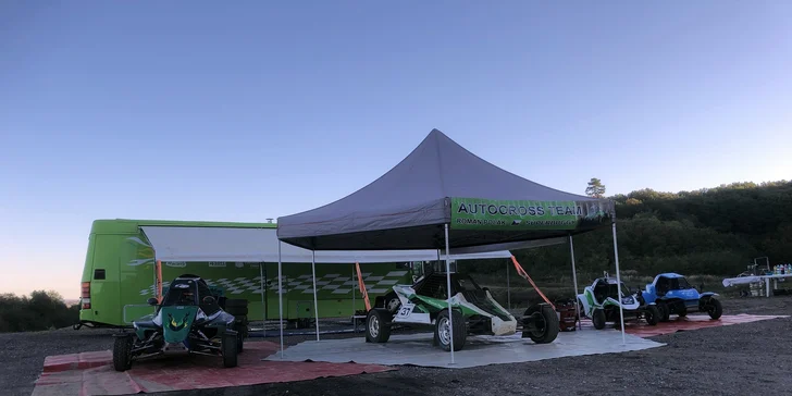 Jízda v závodní super buggy s výkonem 400 koní: 5–10 kol na profesionální trati
