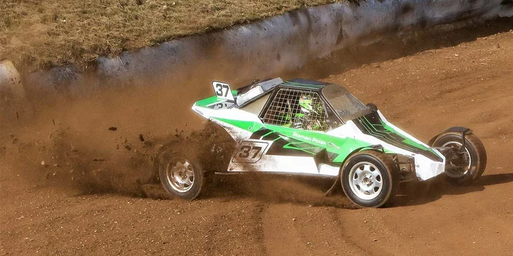 Jízda v závodní super buggy s výkonem 400 koní: 5–10 kol na profesionální trati
