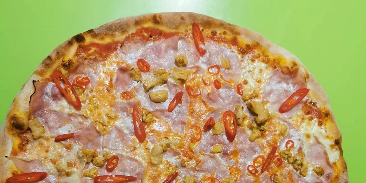 Pizza o průměru 32 cm včetně krabice na odnos s sebou