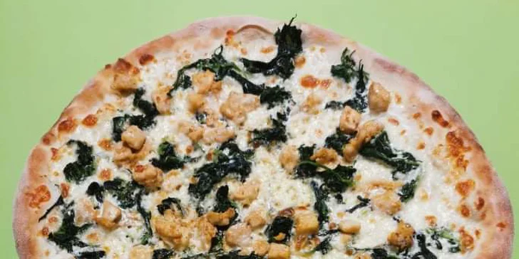 Pizza o průměru 32 cm včetně krabice na odnos s sebou