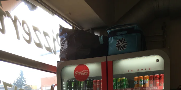 Pizza o průměru 32 cm včetně krabice na odnos s sebou