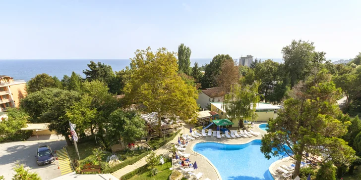 Hosté velmi oceňují také hotelový bazén s lehátky a slunečníky (zdar­ma).