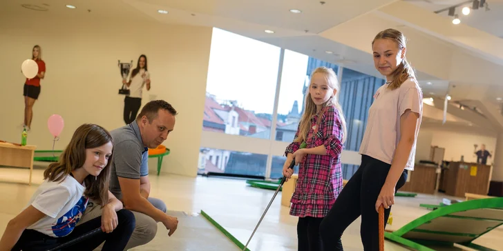 Krytý minigolf v srdci Prahy vedený profíky: celodenní vstupy pro děti i dospělé