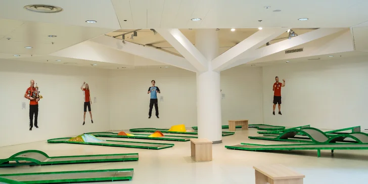 Krytý minigolf v srdci Prahy vedený profíky: celodenní vstupy pro děti i dospělé