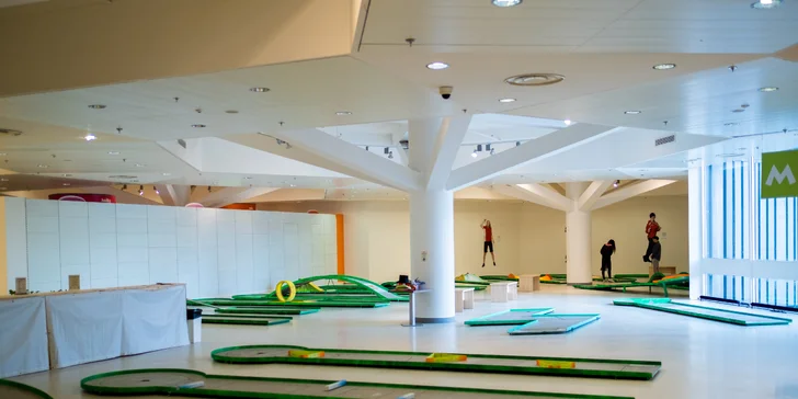 Krytý minigolf v srdci Prahy vedený profíky: celodenní vstupy pro děti i dospělé