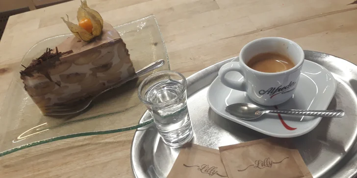 Sladké chvíle ve Vršovicích: Báječný zákusek a nápoj podle vašeho gusta