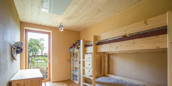 Komfort v sepětí s přírodou Polabí: domek s noclehem až pro 14 osob, zahrada i zvířátka