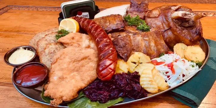 Degustační masové menu až pro 6 osob: žebra, koleno, řízky i klobása