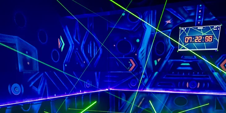 Najděte cestu ven: až 2 hry v prvním laserovém bludišti v ČR pro 1–4 hráče