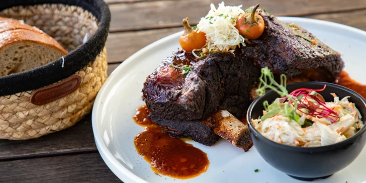 Pečené hovězí žebro o váze 600 či 1200 g, rozpečený chleba, coleslaw a křen