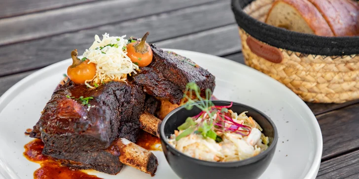 Pečené hovězí žebro o váze 600 či 1200 g, rozpečený chleba, coleslaw a křen