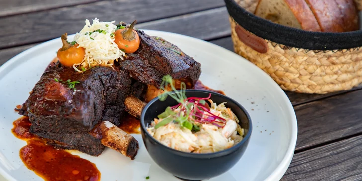 Pečené hovězí žebro o váze 600 či 1200 g, rozpečený chleba, coleslaw a křen