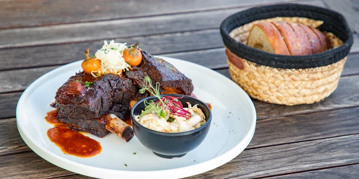 Pečené hovězí žebro o váze 600 či 1200 g, rozpečený chleba, coleslaw a křen