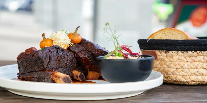 Pečené hovězí žebro o váze 600 či 1200 g, rozpečený chleba, coleslaw a křen