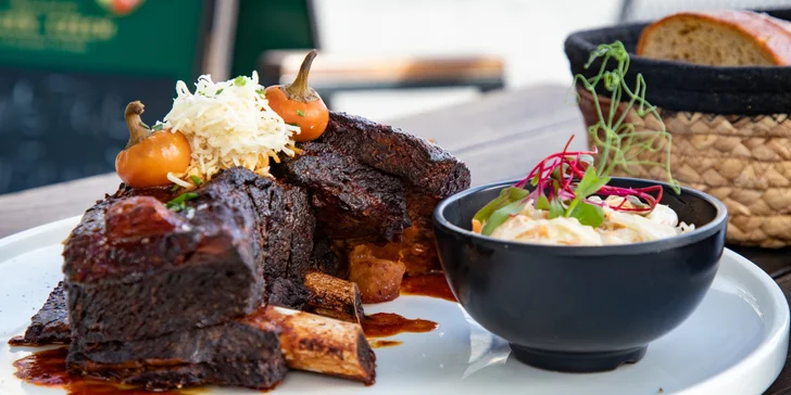 Pečené hovězí žebro o váze 600 či 1200 g, rozpečený chleba, coleslaw a křen
