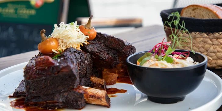 Pečené hovězí žebro o váze 600 či 1200 g, rozpečený chleba, coleslaw a křen