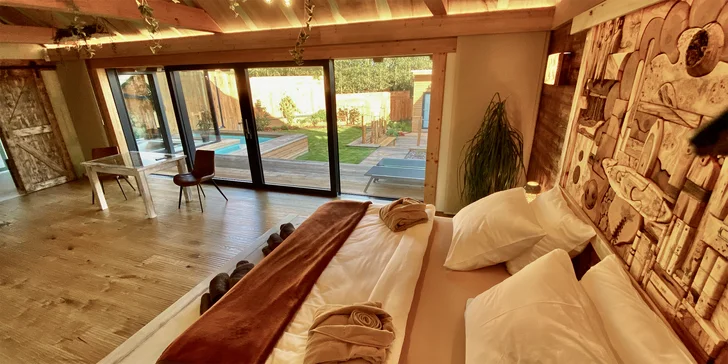 3 hodiny v luxusním wellness apartmánu pro 2–4 osoby: sauna, vířivka, jezírko a naprosté soukromí