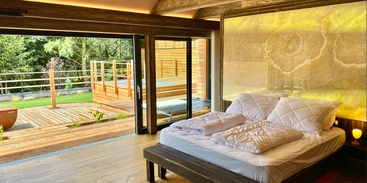 3 hodiny v luxusním wellness apartmánu pro 2–4 osoby: sauna, vířivka, jezírko a naprosté soukromí