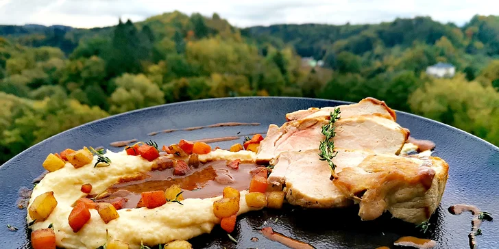 Tříchodové menu v restauraci s krásným výhledem pro 2 osoby: paštika, steak nebo kuřecí prso a panna cotta