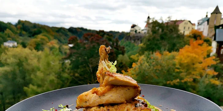 Tříchodové menu v restauraci s krásným výhledem pro 2 osoby: paštika, steak nebo kuřecí prso a panna cotta