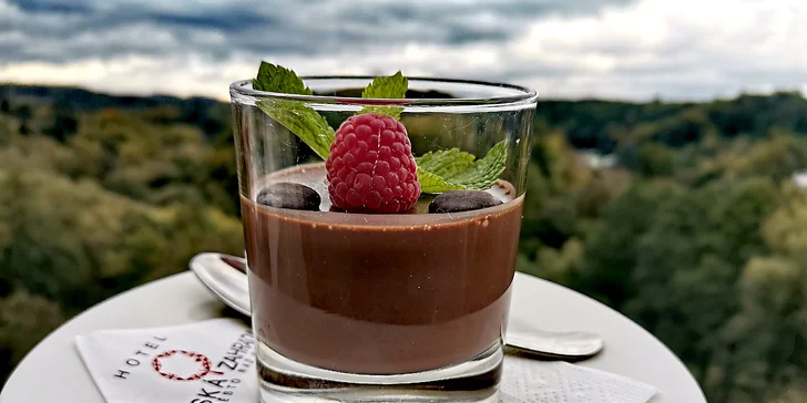 Tříchodové menu v restauraci s krásným výhledem pro 2 osoby: paštika, steak nebo kuřecí prso a panna cotta