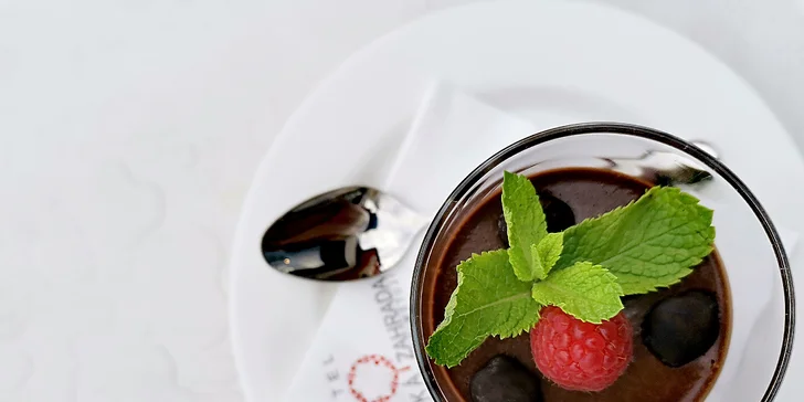 Tříchodové menu v restauraci s krásným výhledem pro 2 osoby: paštika, steak nebo kuřecí prso a panna cotta