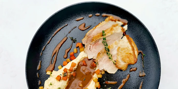 Tříchodové menu v restauraci s krásným výhledem pro 2 osoby: paštika, steak nebo kuřecí prso a panna cotta