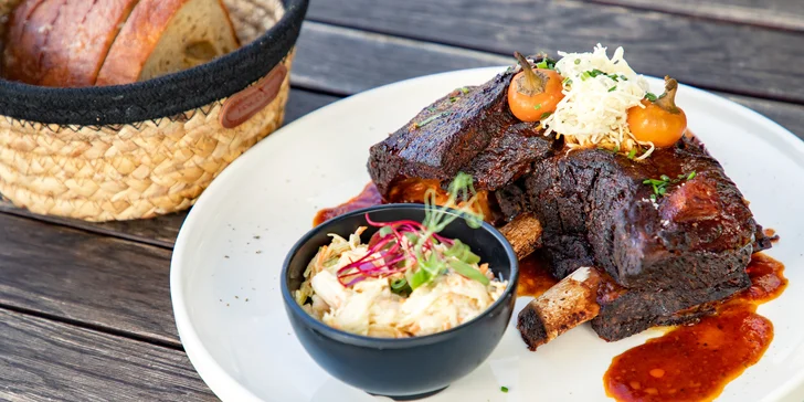 Pečené hovězí žebro o váze 600 či 1200 g, rozpečený chleba, coleslaw a křen