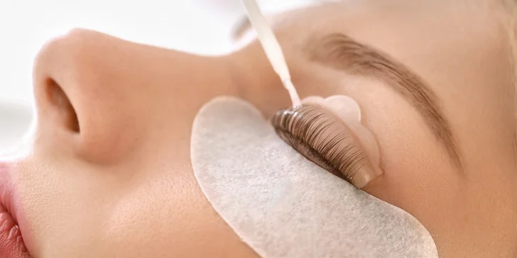 Lash lifting i výživa na přírodní řasy pro zvětšení objemu včetně barvení
