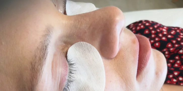 Lash lifting i výživa na přírodní řasy pro zvětšení objemu včetně barvení