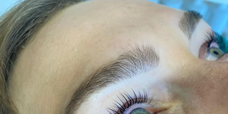 Lash lifting i výživa na přírodní řasy pro zvětšení objemu včetně barvení