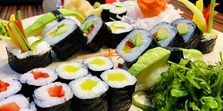 26–52 ks vynikajícího sushi: rolky s lososem, krevetami i vegetariánské