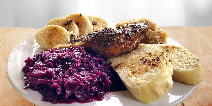 Svatomartinské menu pro dva: paštika, husa se zelím i knedlíky, štrúdl a káva