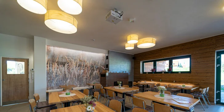 Grilované hovězí žebro s čerstvým chlebem a coleslaw salátem nebo i s pivem