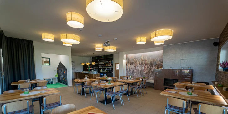 Grilované hovězí žebro s čerstvým chlebem a coleslaw salátem nebo i s pivem