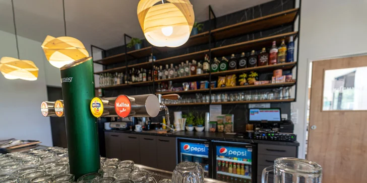 Grilované hovězí žebro s čerstvým chlebem a coleslaw salátem nebo i s pivem