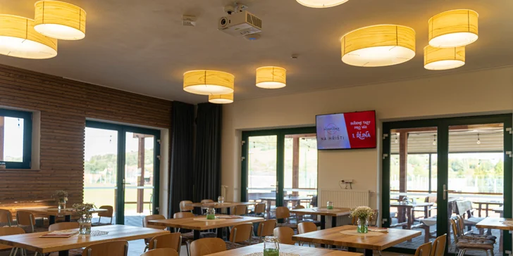 Grilované hovězí žebro s čerstvým chlebem a coleslaw salátem nebo i s pivem